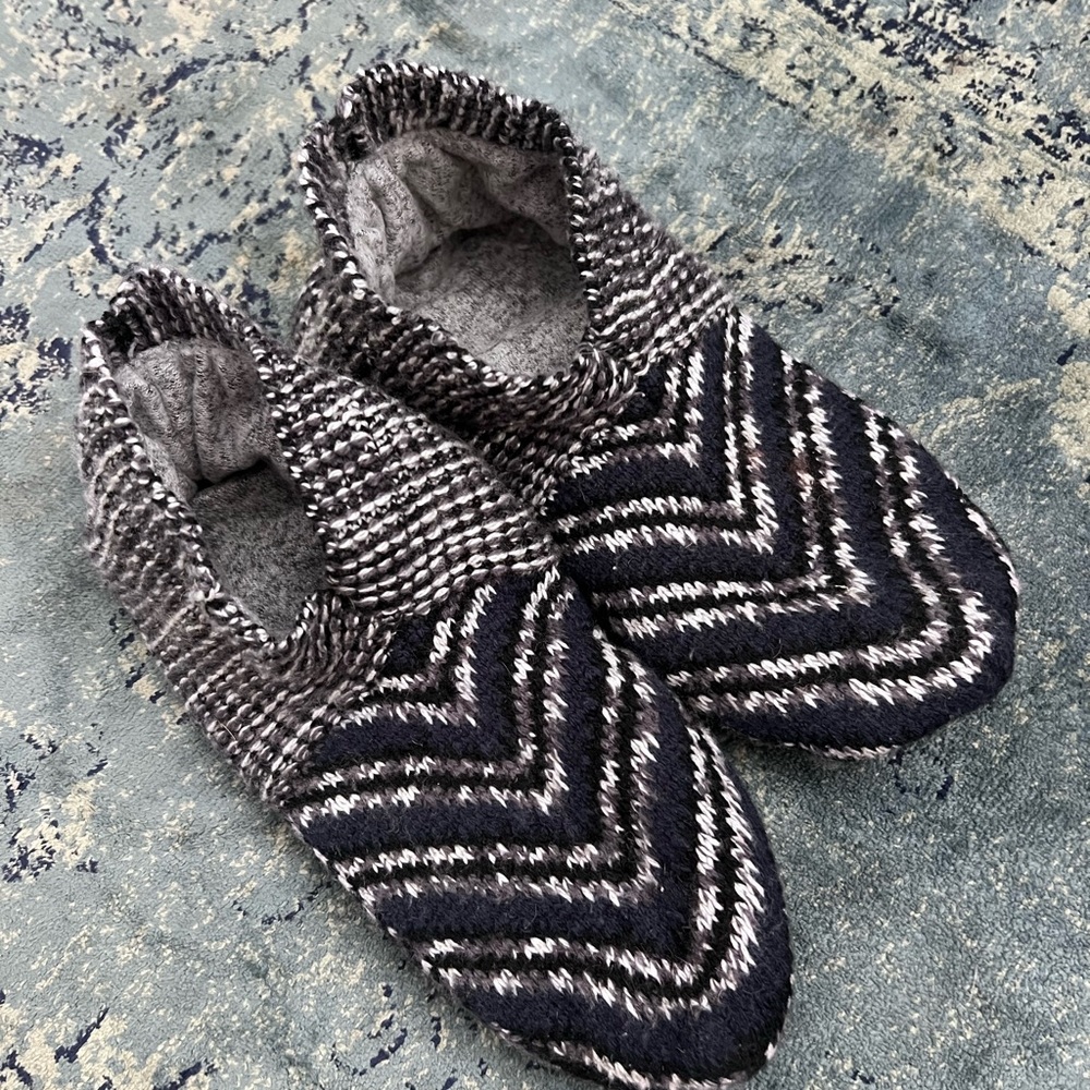 Bombas Black and Gray Cozy Slippers - New